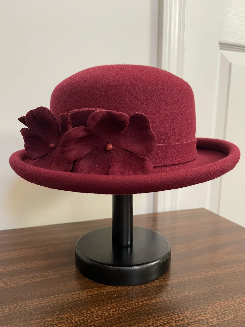 VTG Burgundy Liz Claiborne 100% Wool Cloche Hat with 3D Floral Accent & Hat Box - Picture 7 of 9